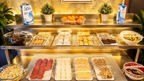 朝食 (ビュッフェ)、毎日提供 (無料)