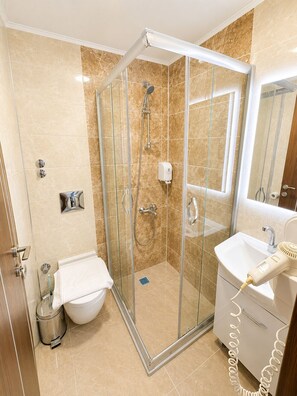 Dusche, kostenlose Toilettenartikel, Haartrockner, Bademäntel