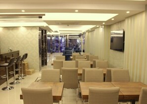 Breakfast, lunch, dinner served; international cuisine