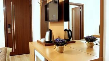 Habitación estándar con 1 cama matrimonial o 2 individuales | Amenidades de baño | Regadera, amenidades de baño gratuitas, secadora de cabello, batas