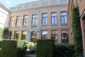 Vista frontal de la propiedad