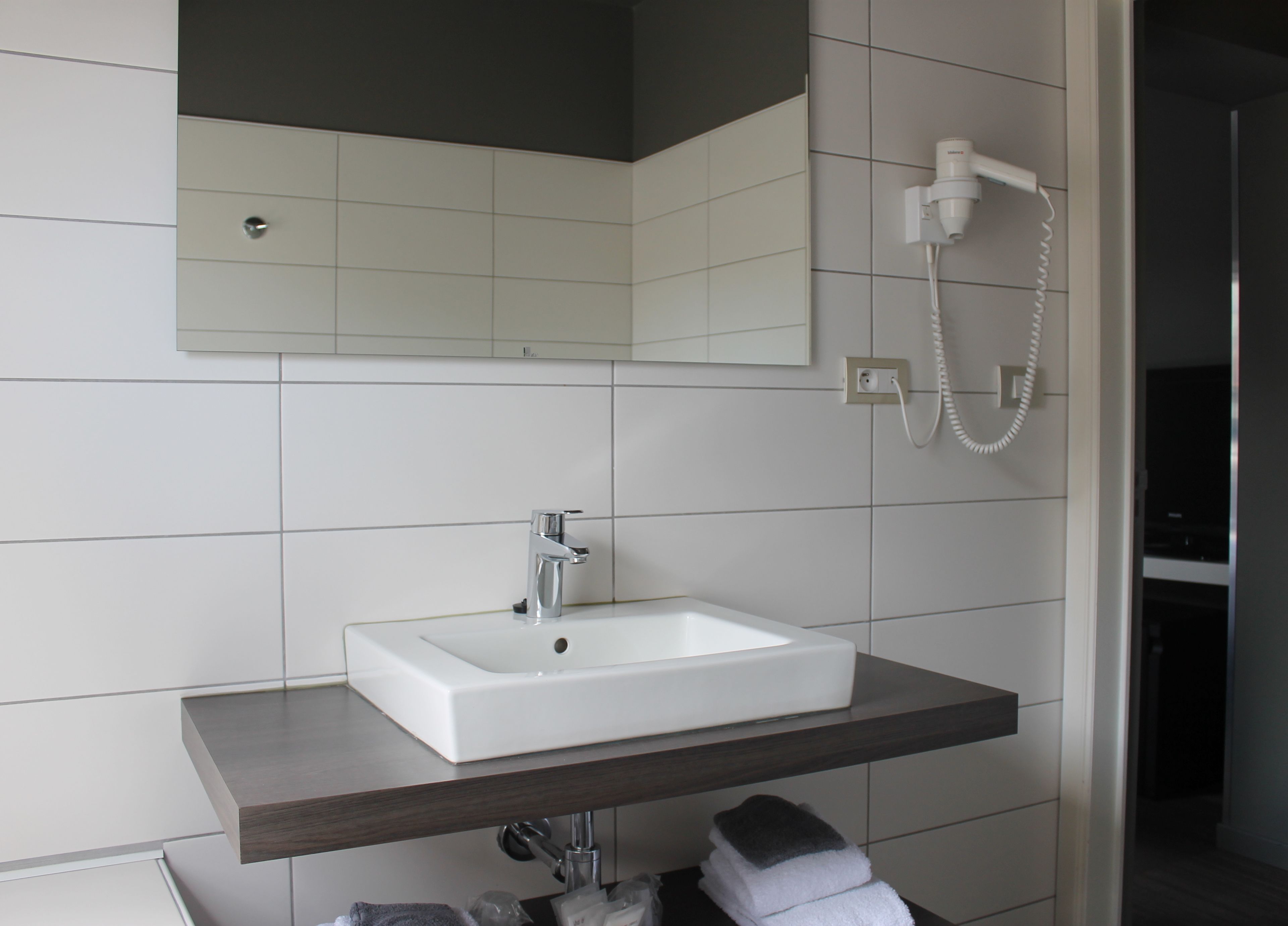 comfort double or twin room | bathroom sink