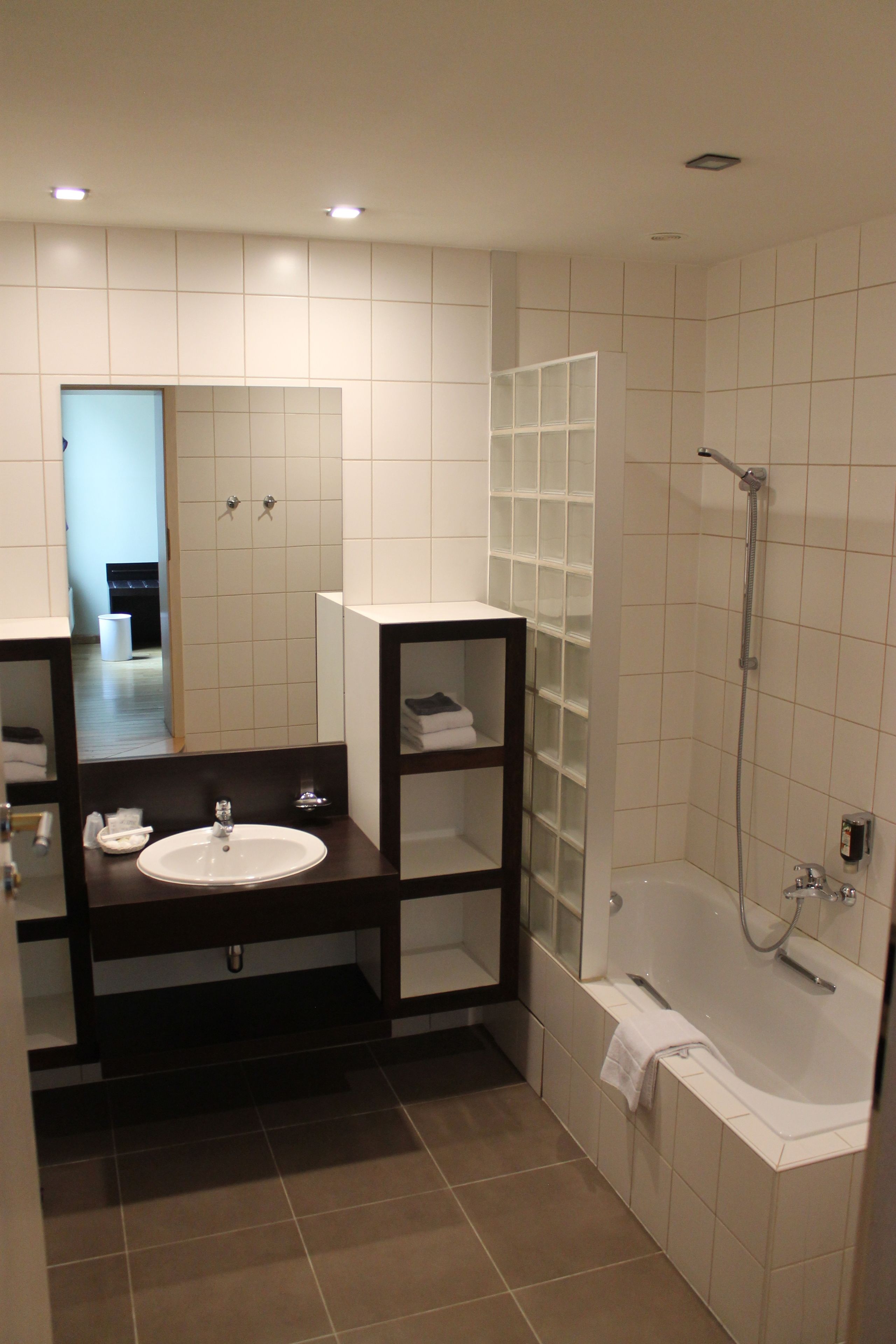 free toiletries, towels