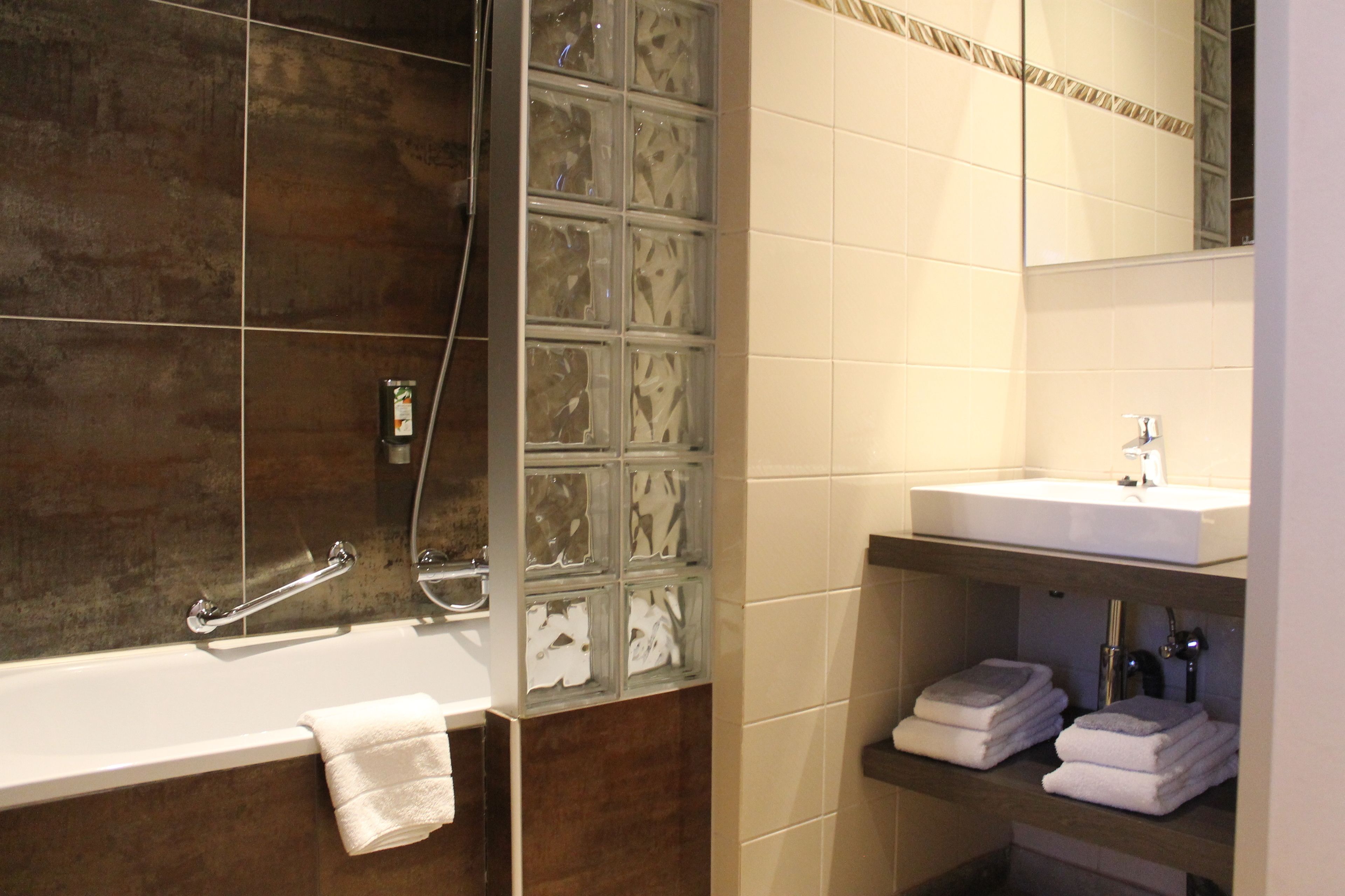comfort double or twin room | bathroom | free toiletries, towels