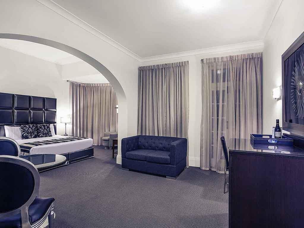 Executive Room, 1 King Bed | Minibar, in-room safe, individually decorated, individually furnished