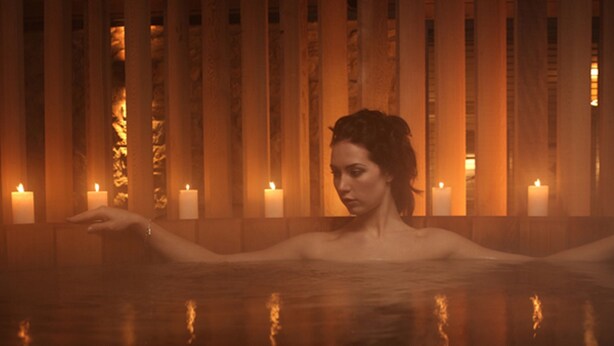 A person in a bathtub with candles in the background. - Mercure Maitland Monte Pio (Maitland)