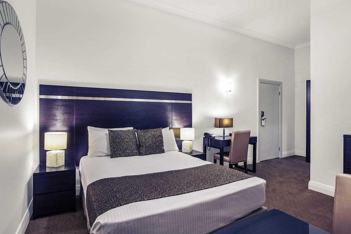 Standard Room, 1 Queen Bed | Minibar, in-room safe, desk, blackout drapes