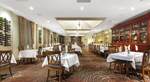Petit déjeuner, déjeuner et dîner servis sur place