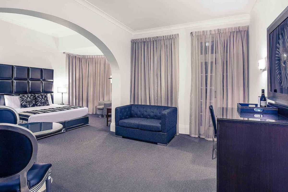 Executive Room, 1 King Bed | Minibar, in-room safe, desk, blackout drapes