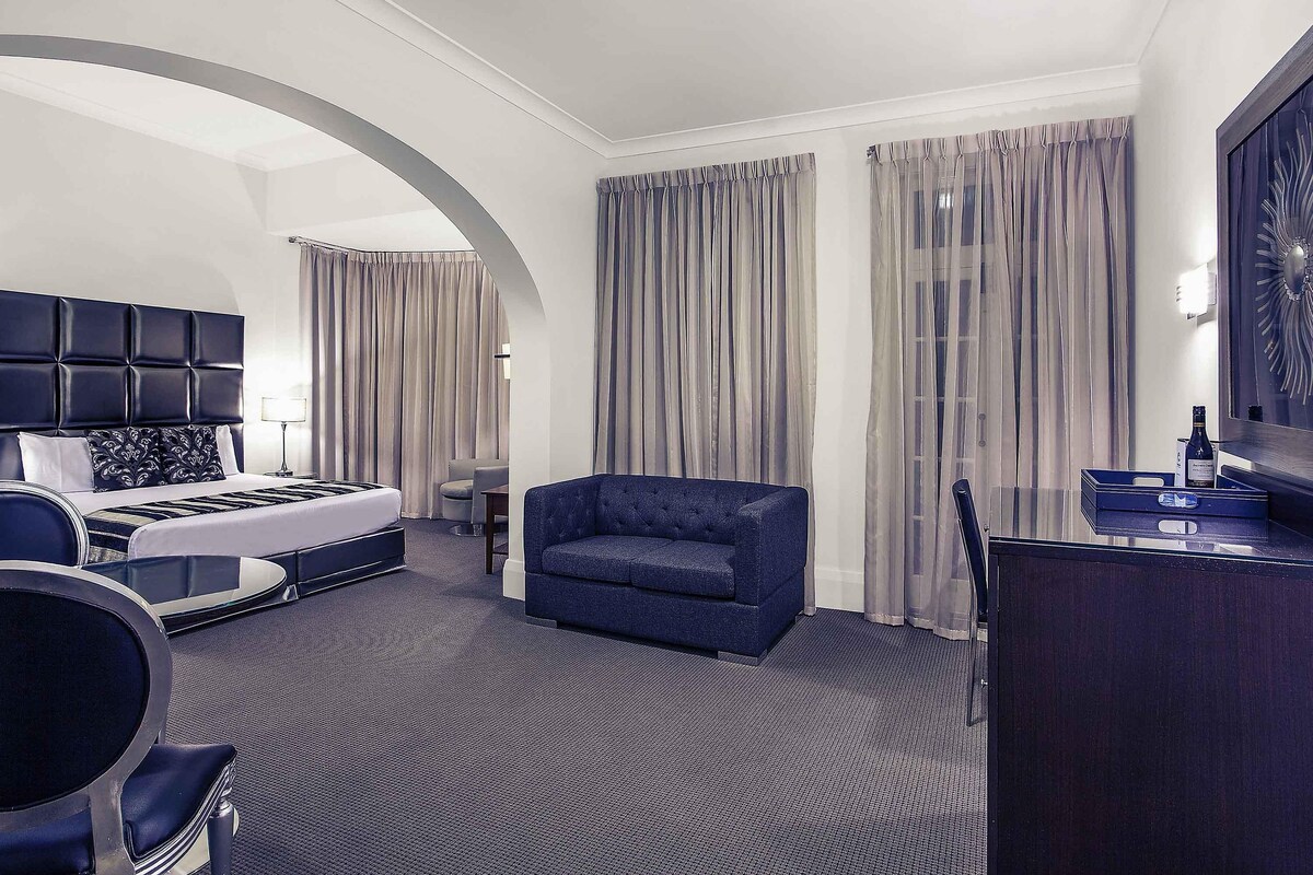 Executive Room, 1 King Bed | Minibar, in-room safe, desk, blackout drapes