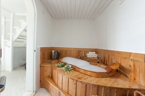 Deluxe Room | Bathroom | Shower, free toiletries, towels