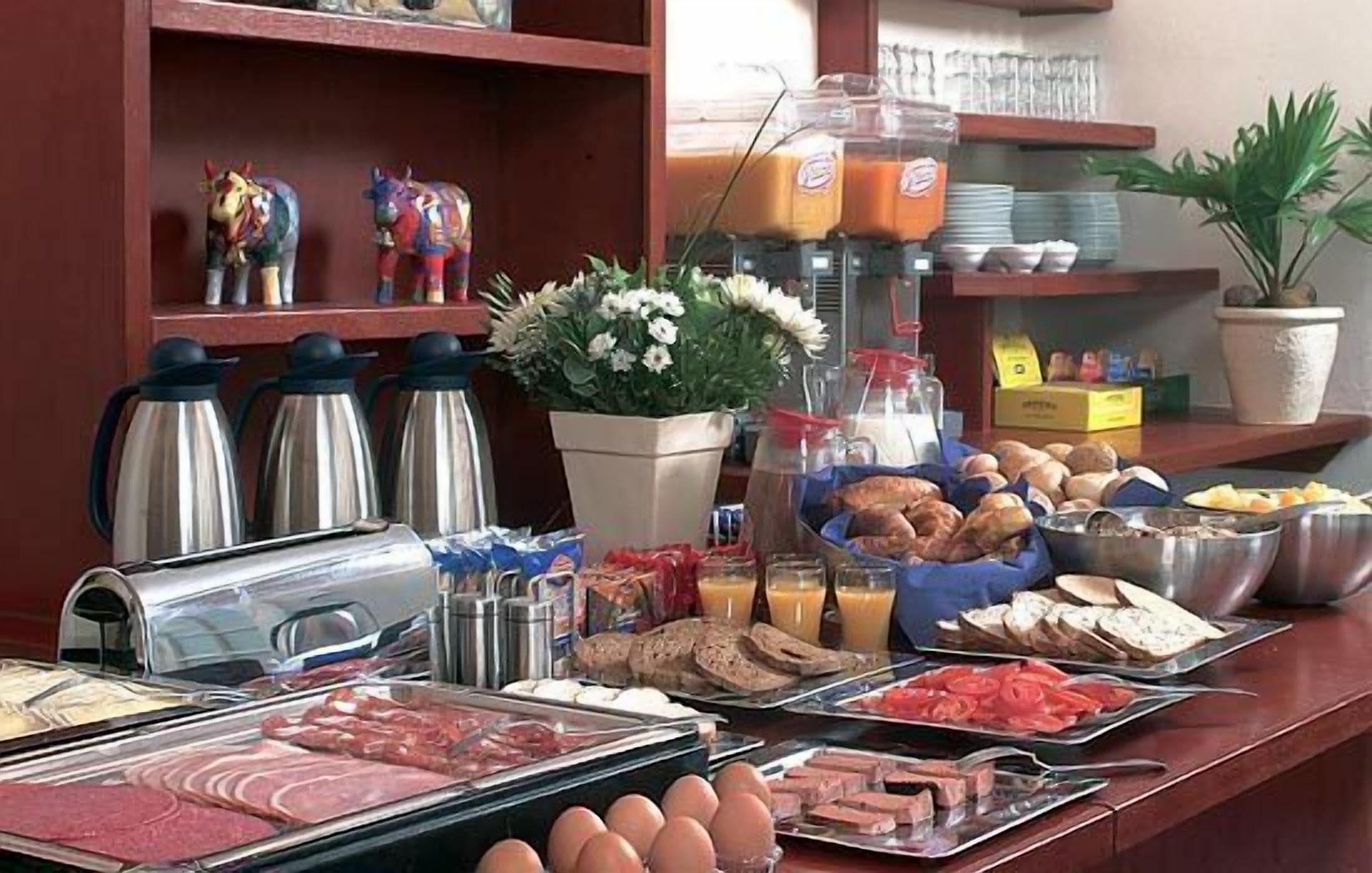 Free daily buffet breakfast 