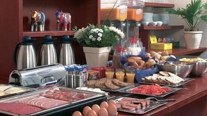 Café da manhã com buffet grátis todos os dias