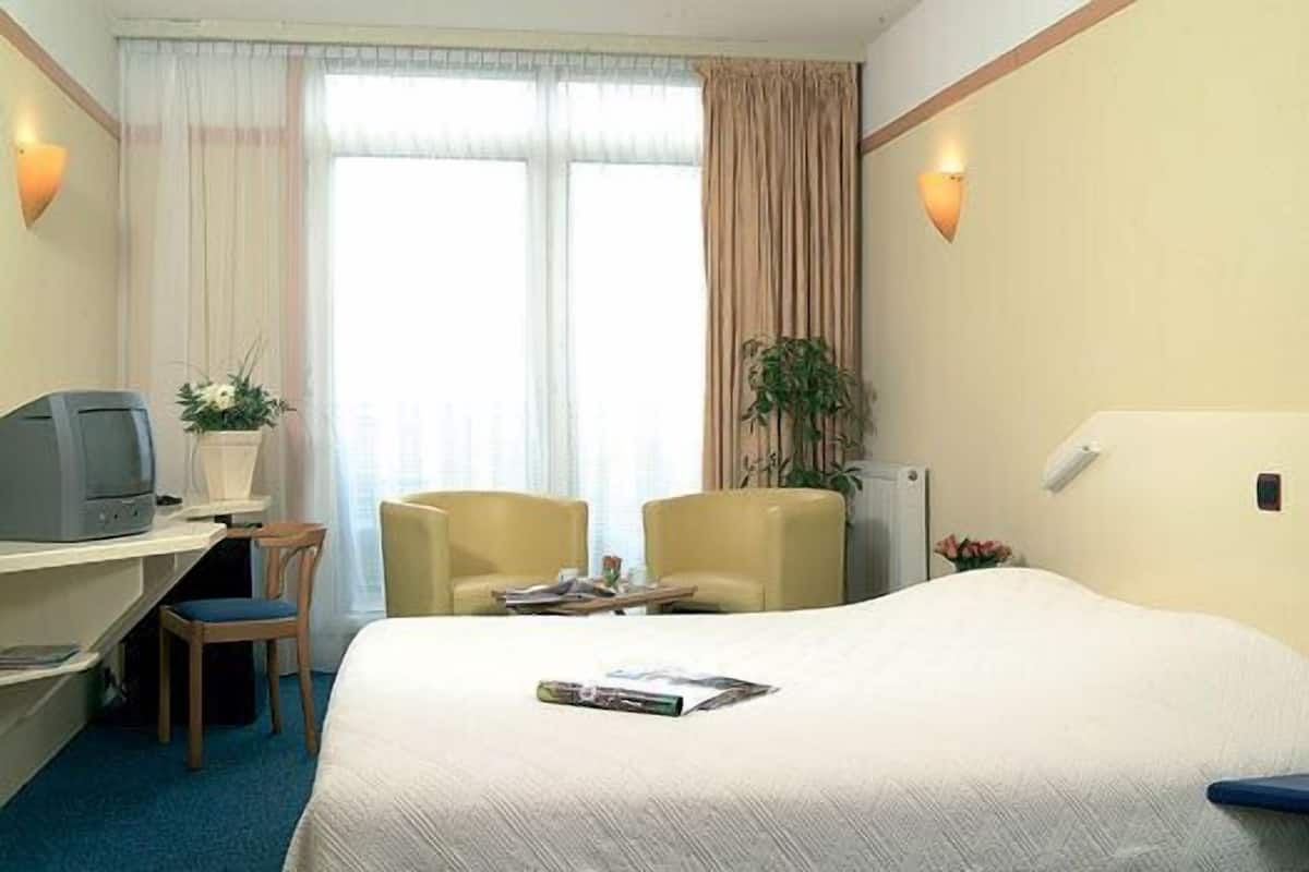 Minibar, cots/infant beds, rollaway beds, free WiFi