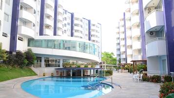 4 outdoor pools, pool loungers