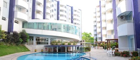 4 piscines extérieures, chaises longues