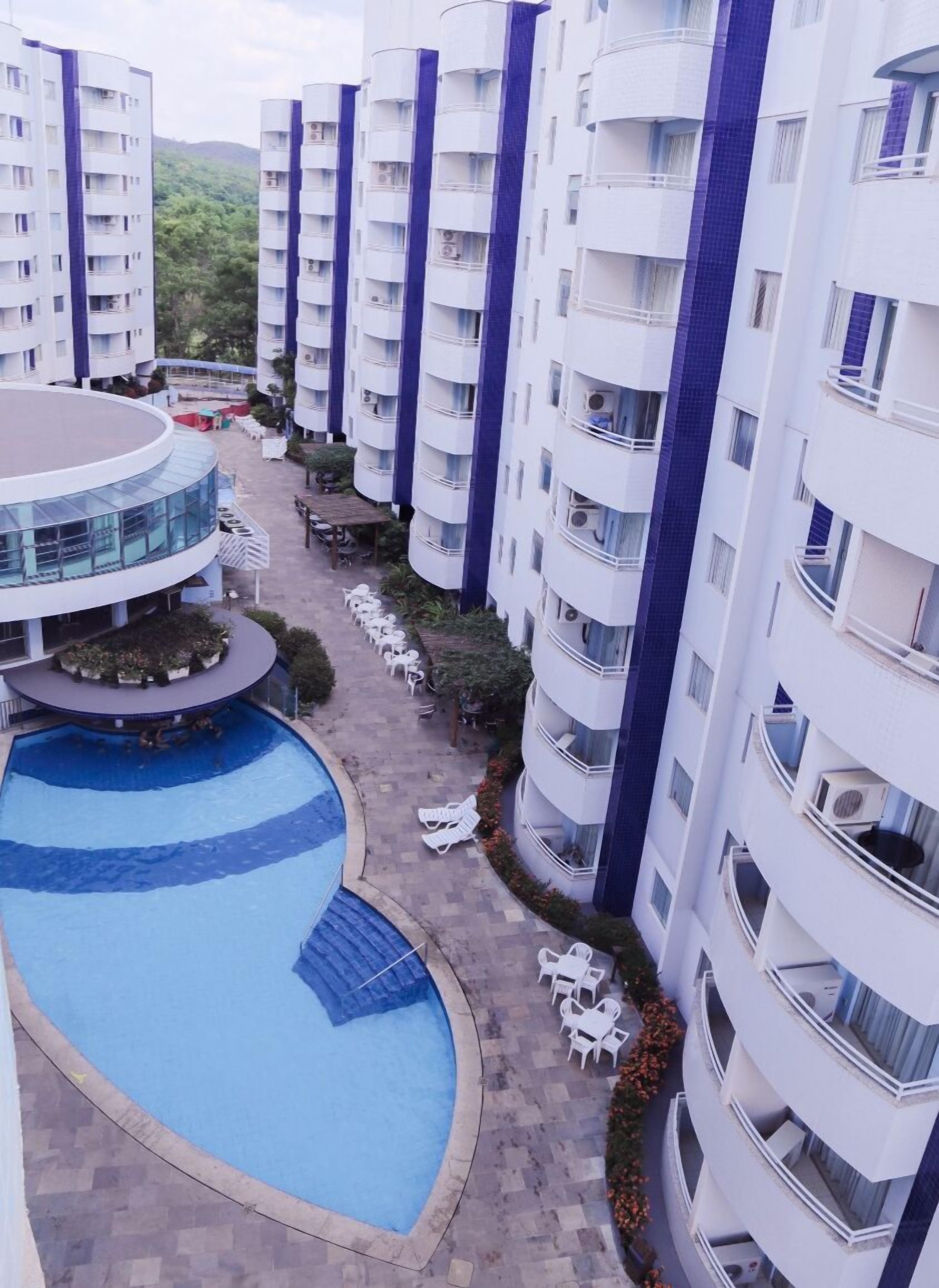 4 outdoor pools, pool loungers