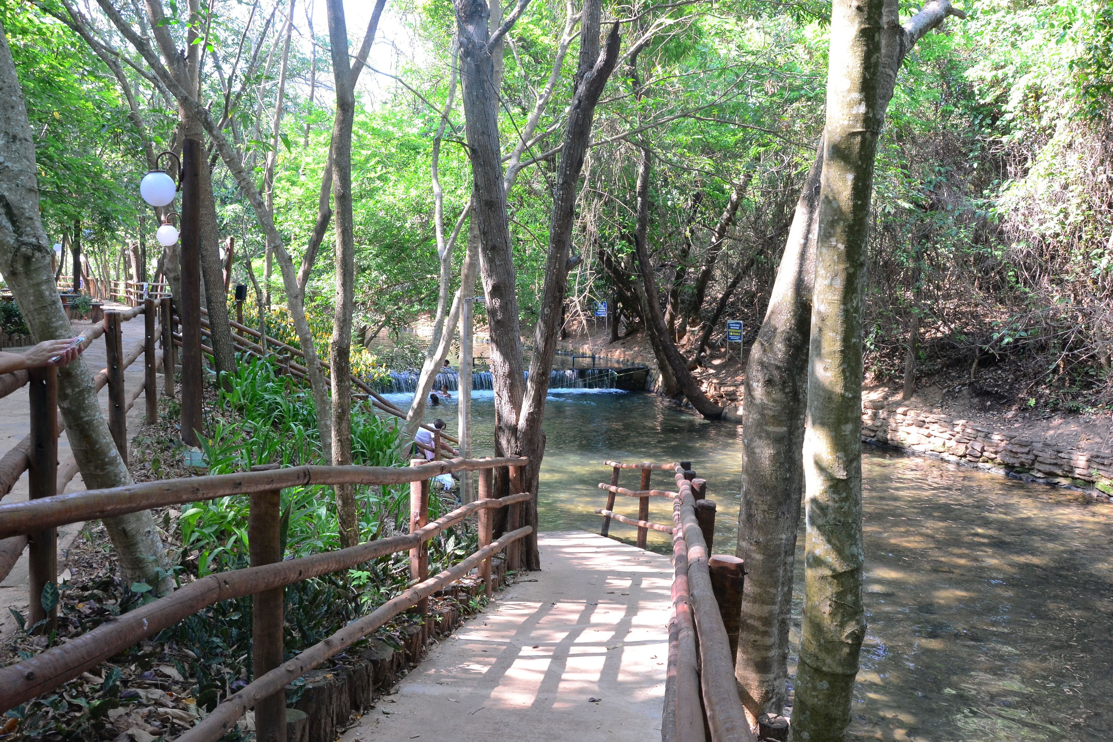 4 outdoor pools, pool loungers