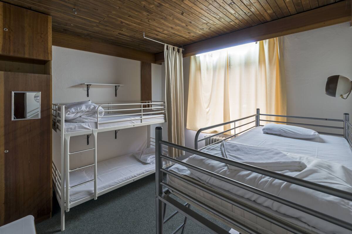 5 Beds Family Room with Shared Bathroom | Free WiFi