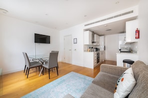 Lovely 3 bed at Evelyn Yard - EV03 | 거실 공간 | 평면 TV