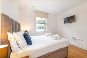 Lovely 3 bed at Evelyn Yard - EV03 | Schreibtisch, Bügeleisen/Bügelbrett, kostenlose Babybetten