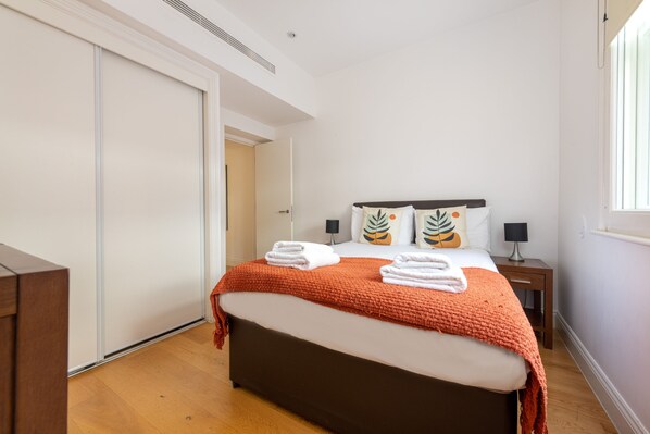 Cosy 1 bed at Evelyn Yard - EV02 | Een bureau, een strijkplank/strijkijzer, gratis babybedden, gratis wifi