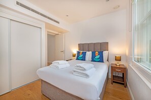 Lovely 3 bed at Evelyn Yard - EV03 | Een bureau, een strijkplank/strijkijzer, gratis babybedden, gratis wifi