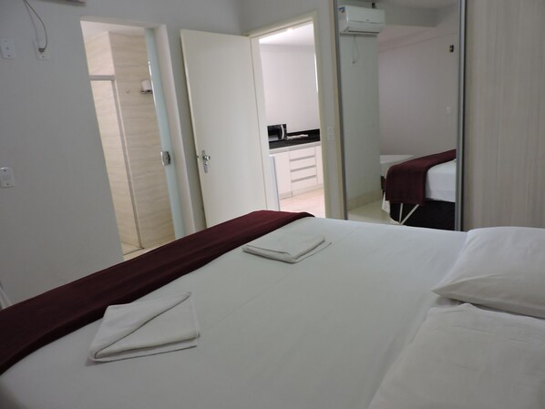 Une chambre d’hôtel comprenant un lit, une salle de bain et une kitchenette.