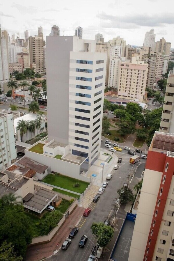 Ein hoch aufragendes Gebäude mit modernem Design, das mehrere Stockwerke und eine markante vertikale Struktur aufweist.