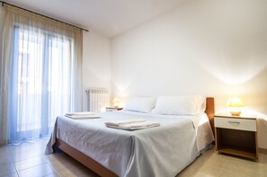 Roupas de cama premium, cofres nos quartos, escrivaninha