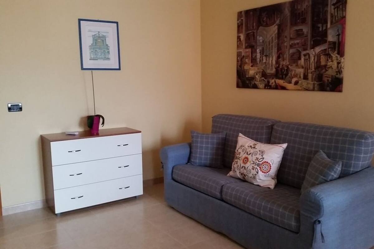 Suite clásica, 1 habitación | Zona de estar | Una televisión de pantalla plana