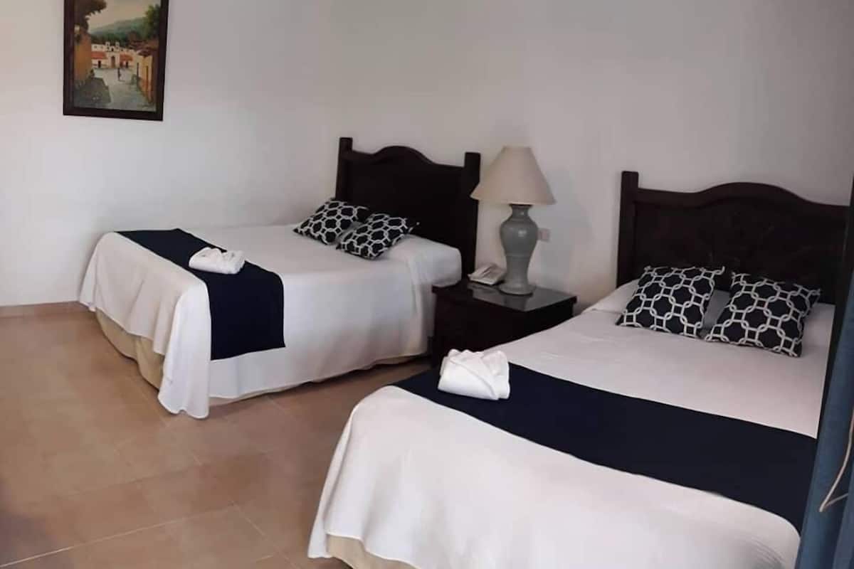 Habitación individual estándar, baño en la habitación | Escritorio, wifi gratis y ropa de cama