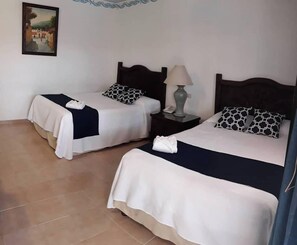 Escritorio, wifi gratis y ropa de cama