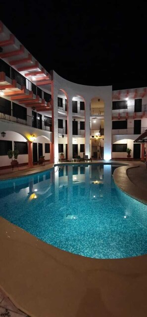 Una piscina al aire libre