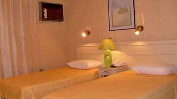 Cubrecamas, escritorio y wifi gratis