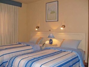 Dúnsængur, skrifborð, ókeypis þráðlaus nettenging