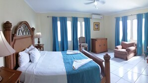 Standard Room, 1 King Bed | Premium bedding, desk, free WiFi, bed sheets - Hotel Carnaval (La Ceiba)