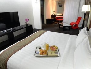 Suite King | Minibar, in-room safe, desk, blackout curtains - Avenue 64 Hotel (Yangon)