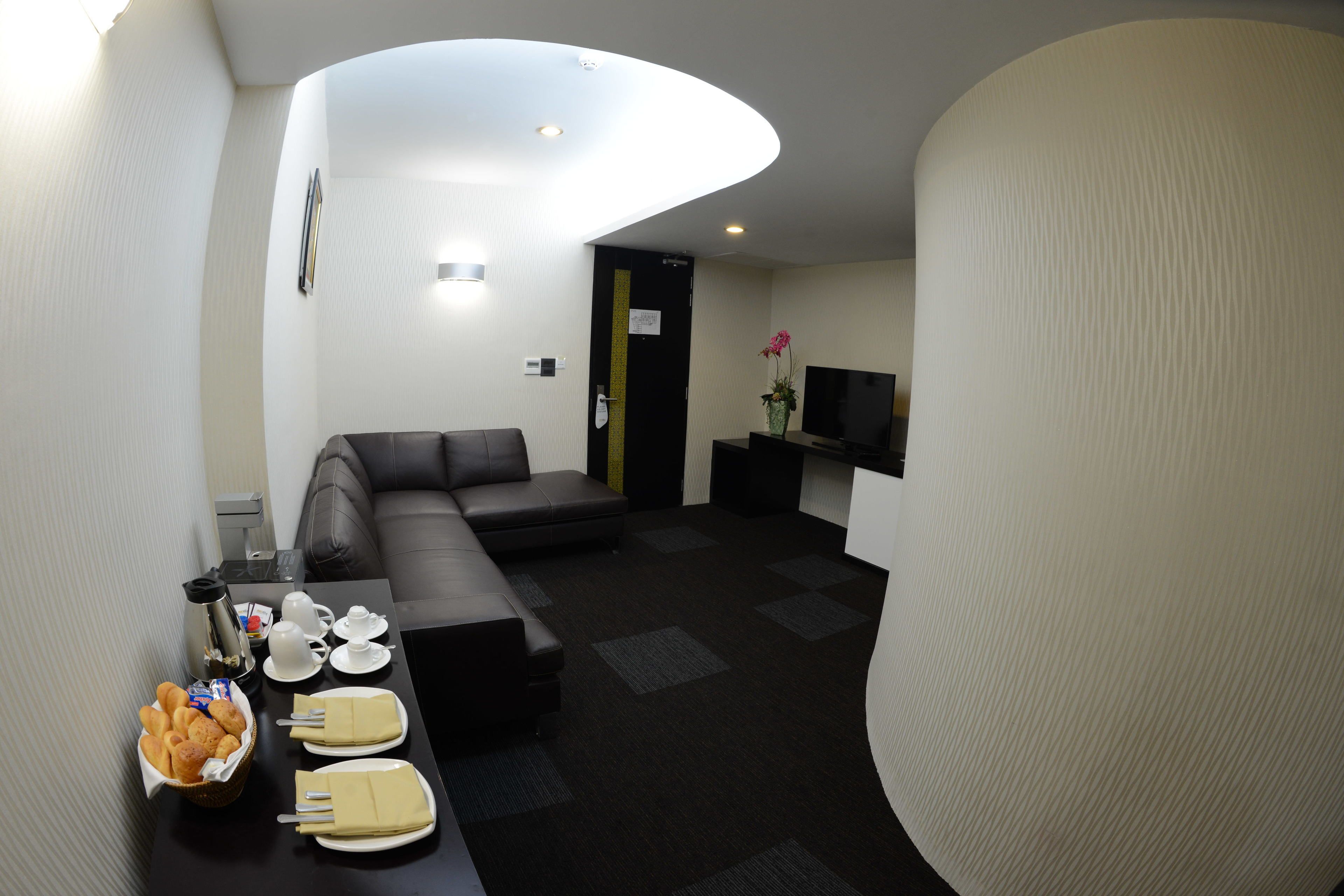 suite king | living area | led tv