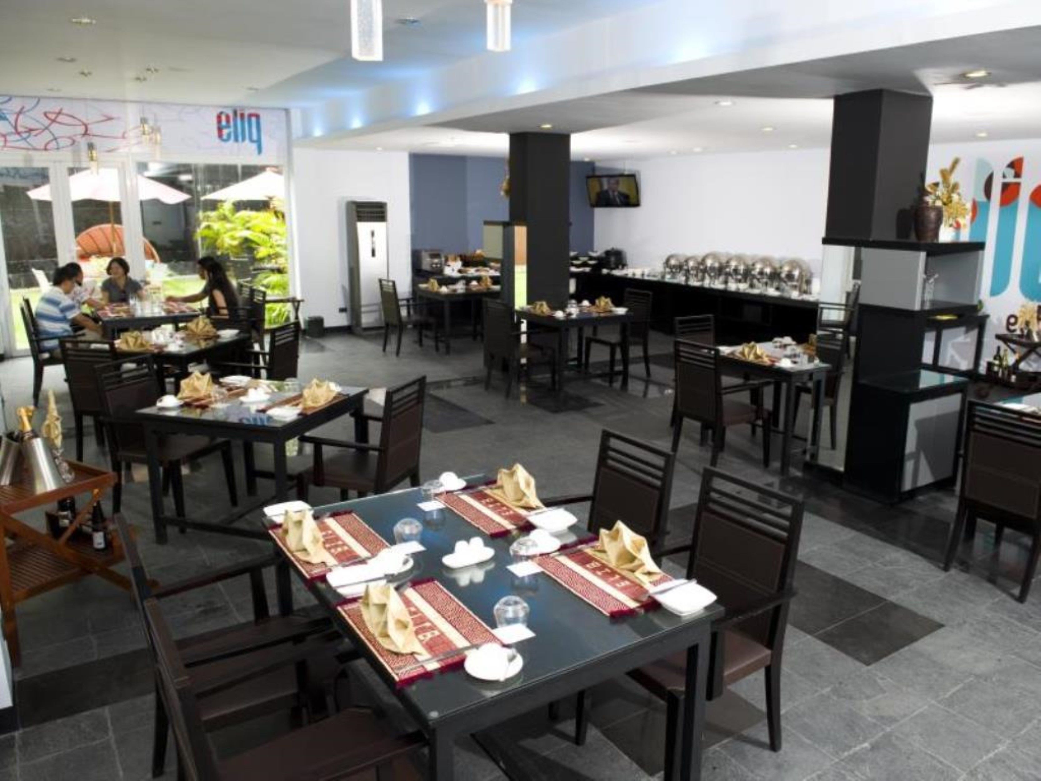 breakfast, lunch, dinner served; international cuisine