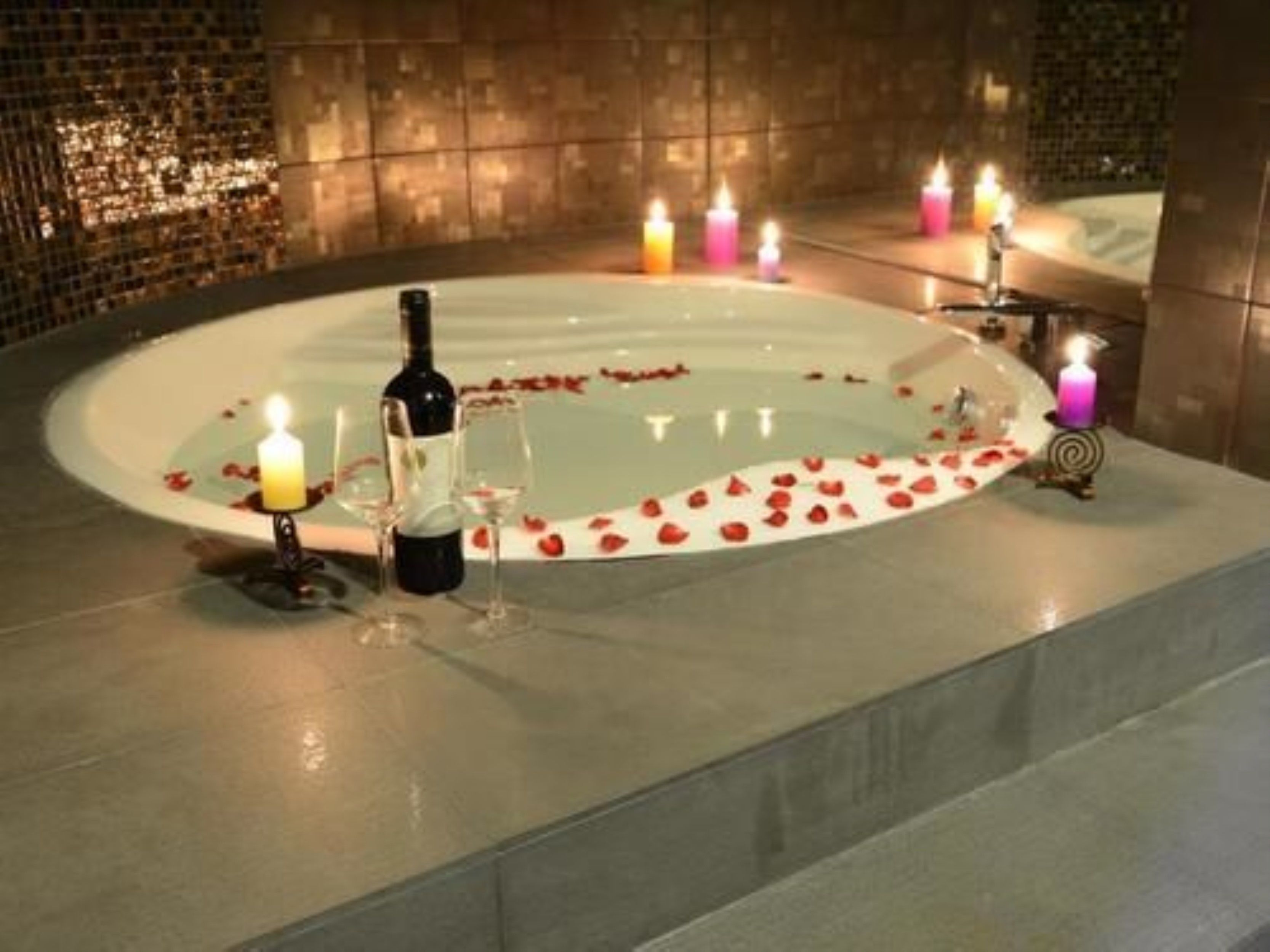 suite king | bathroom | combined shower/bathtub, deep-soaking bathtub, rainfall showerhead