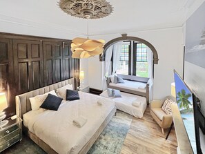 Heritage Family Room Shared Bathroom | 책상, 노트북 작업 공간, 암막 커튼, 다리미/다리미판