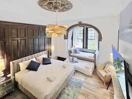 Heritage Family Room Shared Bathroom | 办公桌、笔记本电脑工作区、遮光窗帘、熨斗/熨板