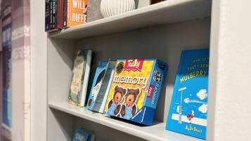 Una estantería con varios libros, incluyendo títulos como 'TOD WILL DIFFER' y 'MULBERRY'.