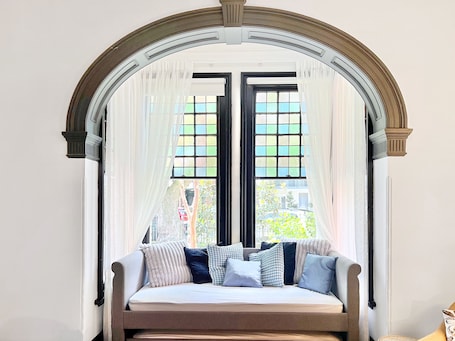 Heritage Family Room Shared Bathroom | 办公桌、笔记本电脑工作区、遮光窗帘、熨斗/熨板