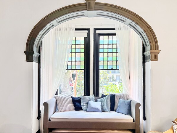 Heritage Family Room Shared Bathroom | 책상, 노트북 작업 공간, 암막 커튼, 다리미/다리미판