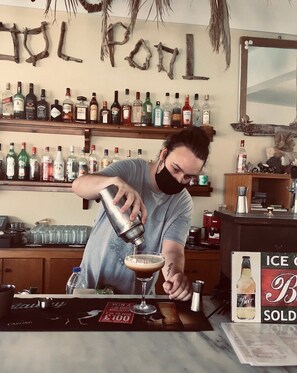 Bar (trong khuôn viên)