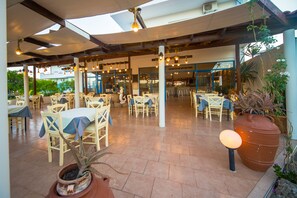 Daily continental breakfast (EUR 7 per person)