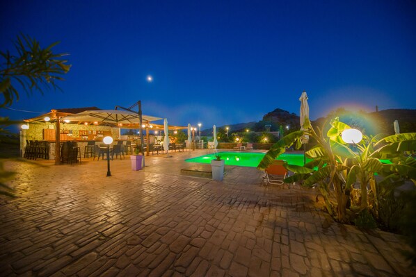 Poolside bar