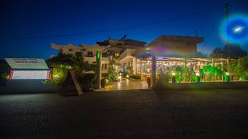 Bar en bord de piscine